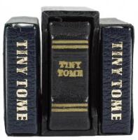 Tiny Tome / Tomo Minisculo