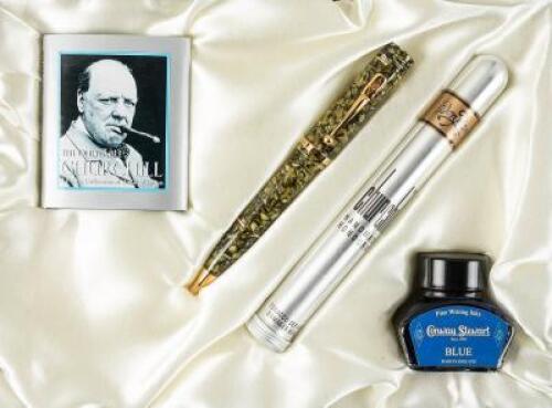 CONWAY STEWART: Churchill Quartz Green Limited Edition Convertible Fountain Pen / Ballpoint