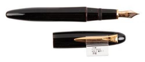 Izumo Akatame Black Lacquer Fountain Pen