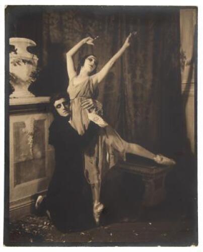 Photograph of ballerina Anna Pavlova posed "on pointe" with a kneeling male dancer
