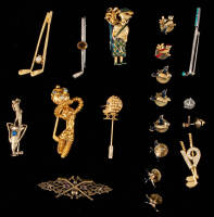 Collection of golf and silver jewelry with mounted stones